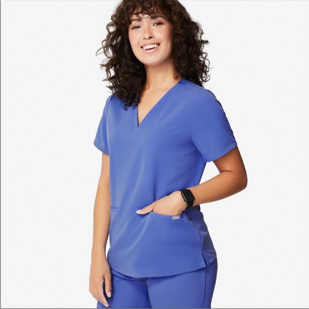 Figs• casma three pocket scrub top in denim blue sz M